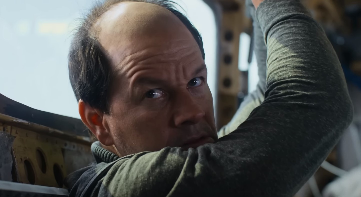 Kopasz bérgyilkos lett Mark Wahlbergből Mel Gibson új filmjében, előzetest kapott a Flight Risk Kopasz bérgyilkos lett Mark Wahlbergből Mel Gibson új filmjében, előzetest kapott a Flight Risk