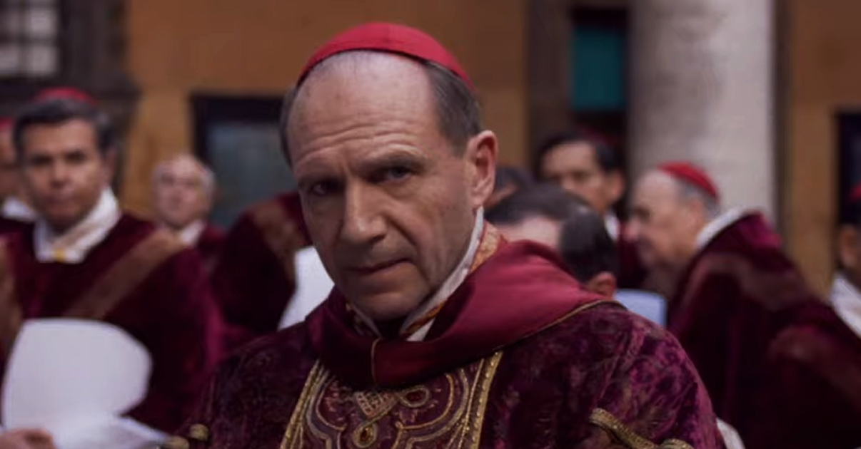 Végre előzetest kapott Ralp Fiennes és Stanley Tucci új thrillere, a Conclave, mutatjuk