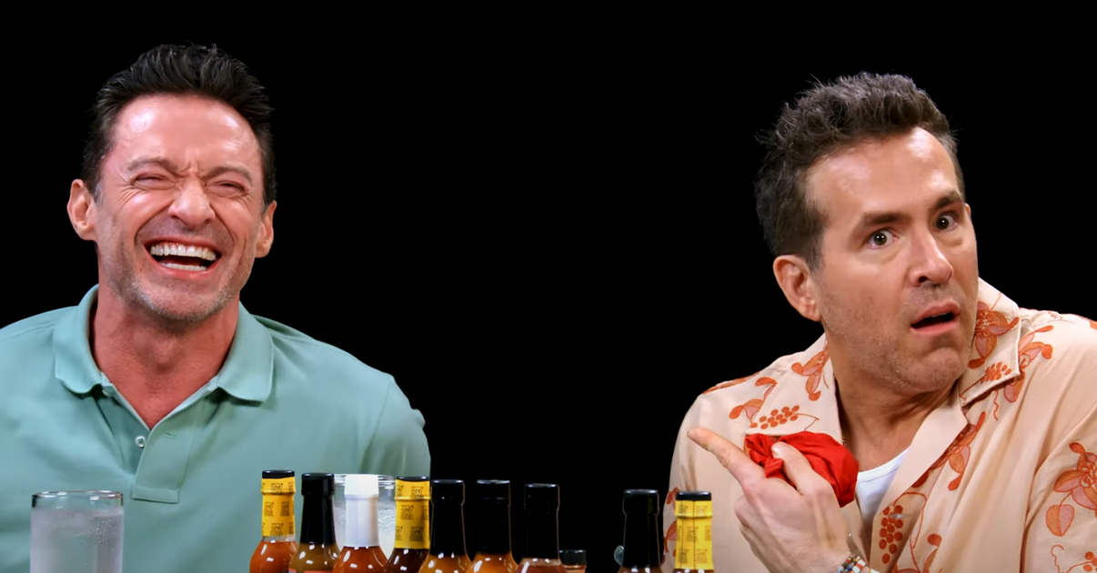 Ryan Reynolds és Hugh Jackman csípős csirkeszárnyakkal küzdve adott fergeteges interjút (videó)