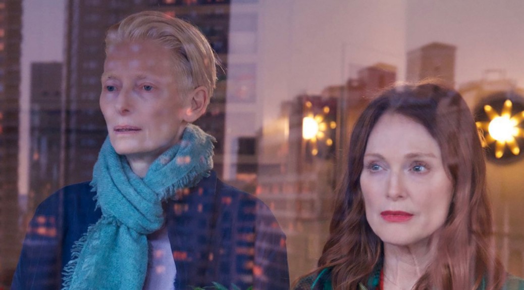 Előzetest kapott Julianne Moore és Tilda Swinton új filmje, a hazai mozikban is jön 'A szomszéd szoba' Pedro Almodóvar rendezésében Előzetest kapott Julianne Moore és Tilda Swinton új filmje, a hazai mozikban is jön 'A szomszéd szoba' Pedro Almodóvar rendezésében