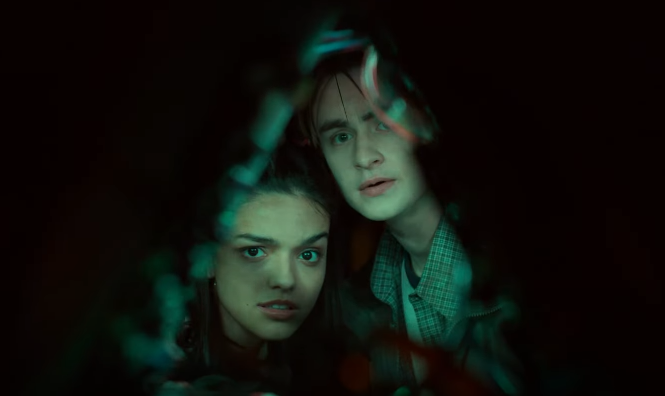 Gyilkos gépek ellen folyik a harc az Y2K-ban, előzetest kapott az új apokaliptikus vígjáték