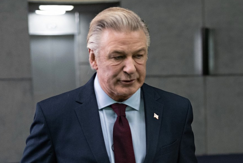 A gondatlanságból elkövetett emberölési vádakat követően Alec Baldwint közleményben vette védelmébe az amerikai színészek szakszervezete A gondatlanságból elkövetett emberölési vádakat követően Alec Baldwint közleményben vette védelmébe az amerikai színészek szakszervezete