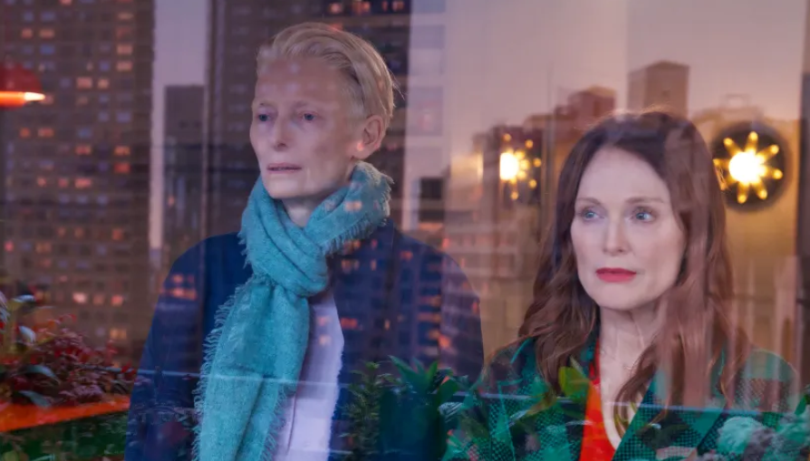Elképesztő, 17 perces álló ovációval ünnepelte a közönség Julianne Moore és Tilda Swinton új filmjét