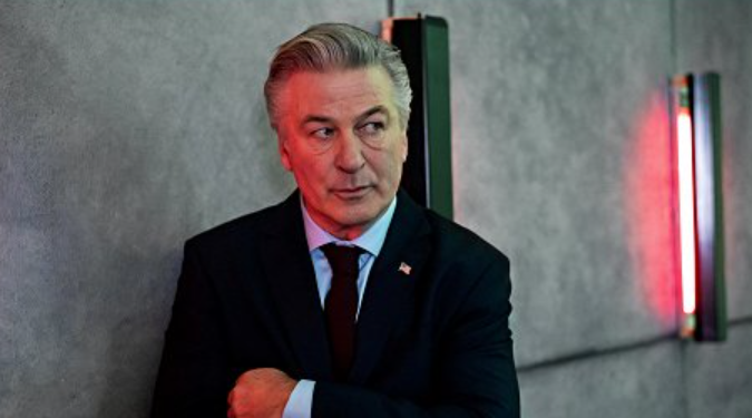 Bemutatják Alec Balwdin westernjét, melynek forgatásán tragikus körülmények között meghalt a film operatőre Bemutatják Alec Balwdin westernjét, melynek forgatásán tragikus körülmények között meghalt a film operatőre