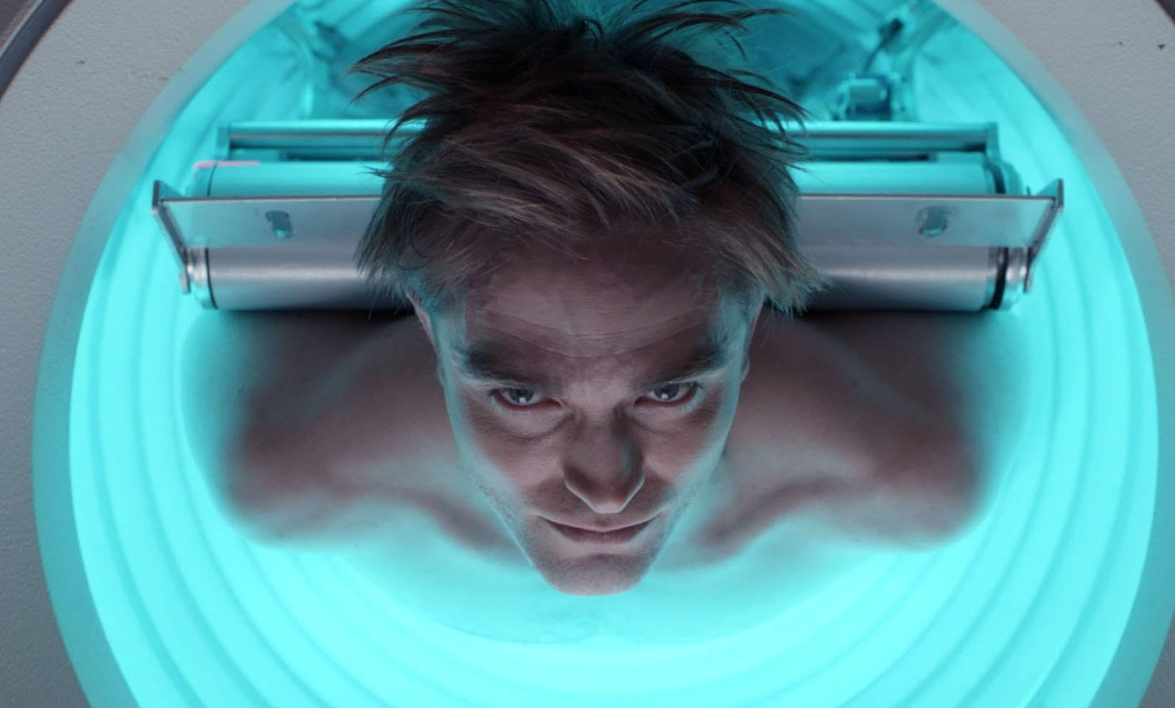 Már januárban a mozikban: Magyar szinkronos előzetest kapott Robert Pattinson új sci-fije, Oscar-díjas rendezőtől jön a Mickey 17