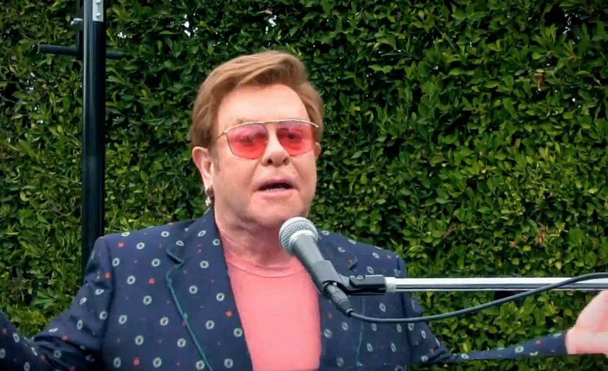 Már nem lát az egyik szemére Elton John Már nem lát az egyik szemére Elton John