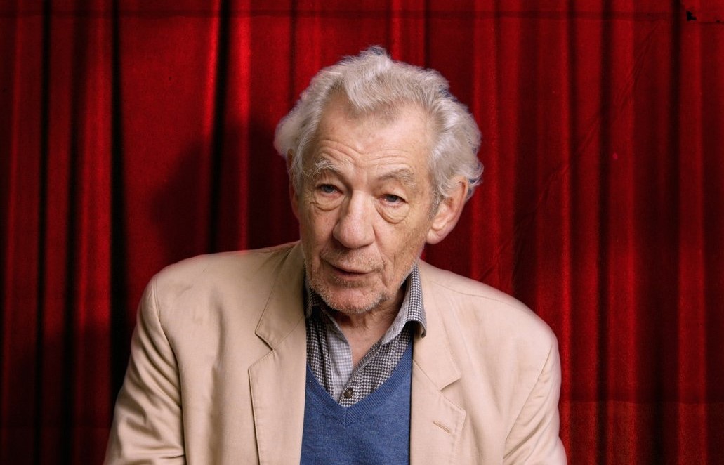 Ez kötelező lesz, Ian McKellen sötét humorú vígjátékkal jön az Ocean's-filmek rendezőjétől