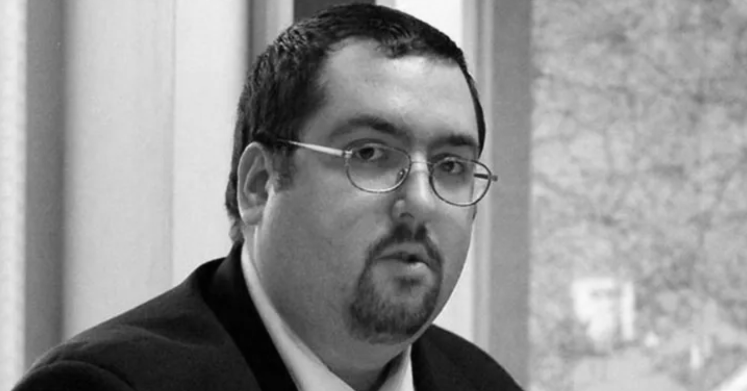 Meghalt A hivatal sztárja, Ewen MacIntosh