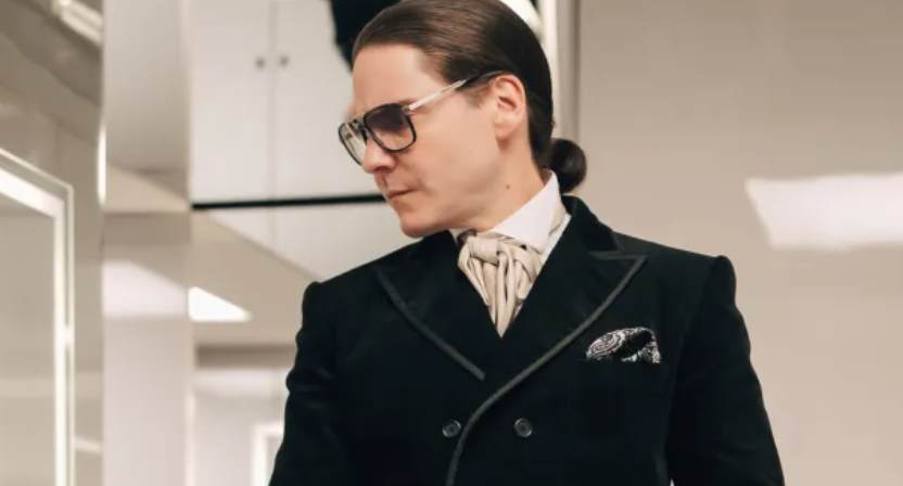 Hamarosan a Disney+-on: A Marvel sztárja lesz Karl Lagerfeld, végre itt az előzetes