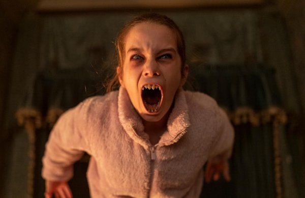 Vérengző vámpírlány a gyilkos robotbaba ellen?