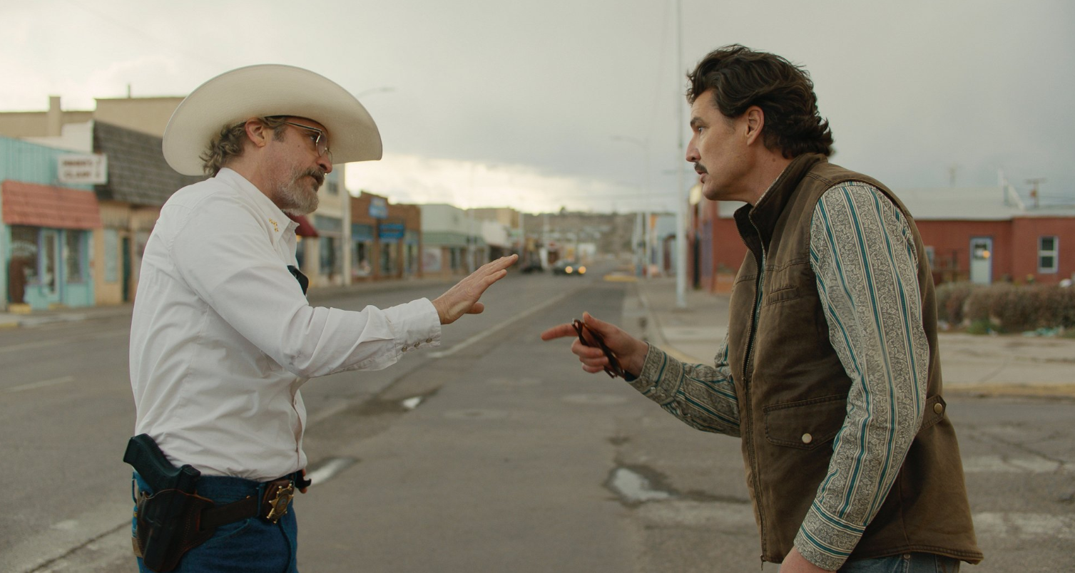 Előzetest kapott Joaquin Phoenix, Pedro Pascal és Emma Stone sötét humorú westernje, az Eddington