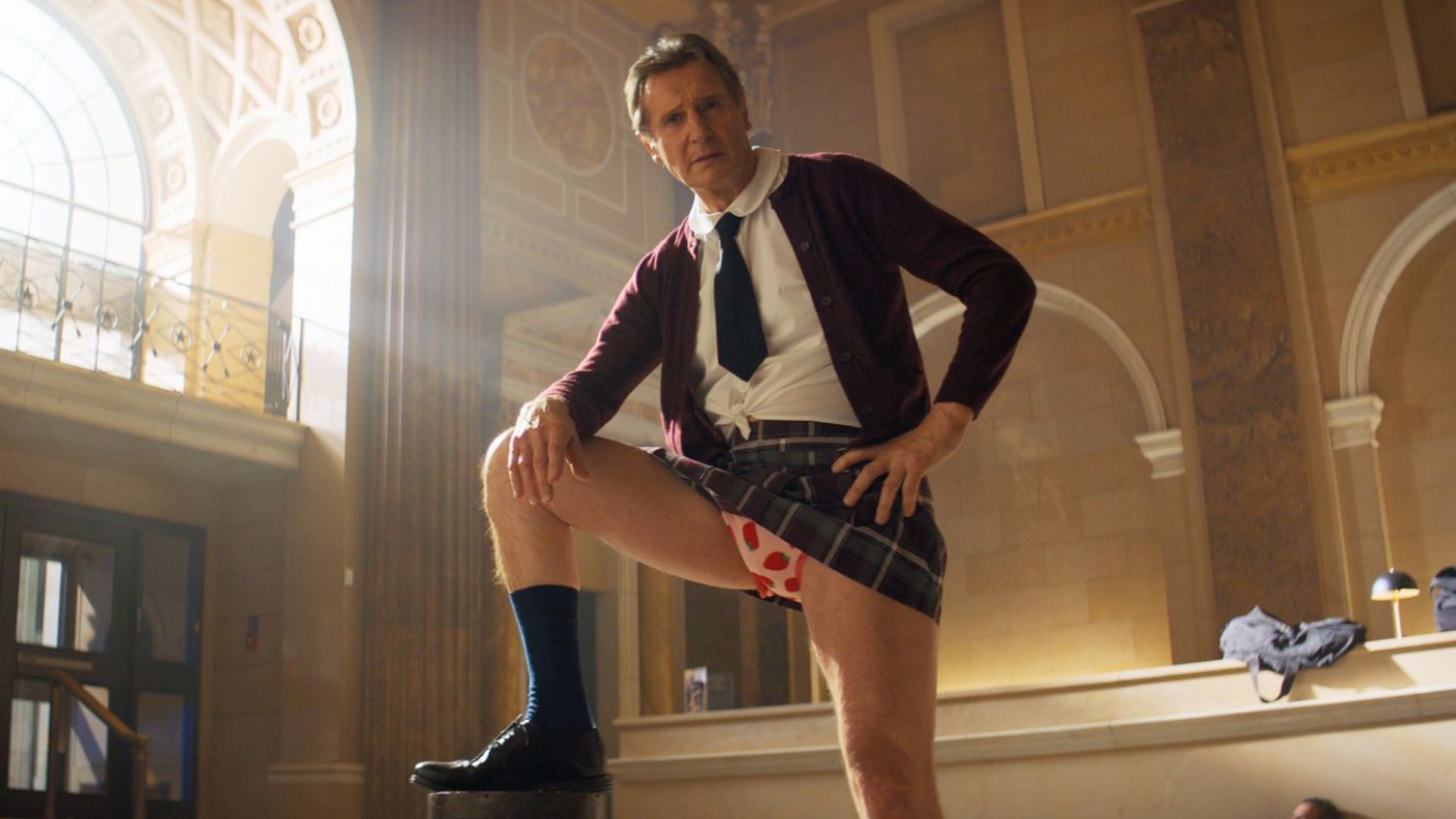 Magyar szinkronos előzetest kapott az új Csupasz pisztoly Liam Neeson főszereplésével