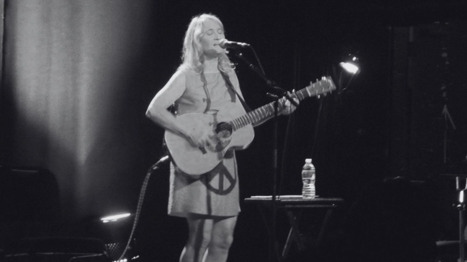 Háztűzben életét vesztette Jill Sobule, az 1995-ös 'I Kissed the Girl' énekesnője-dalszerzője Háztűzben életét vesztette Jill Sobule, az 1995-ös 'I Kissed the Girl' énekesnője-dalszerzője