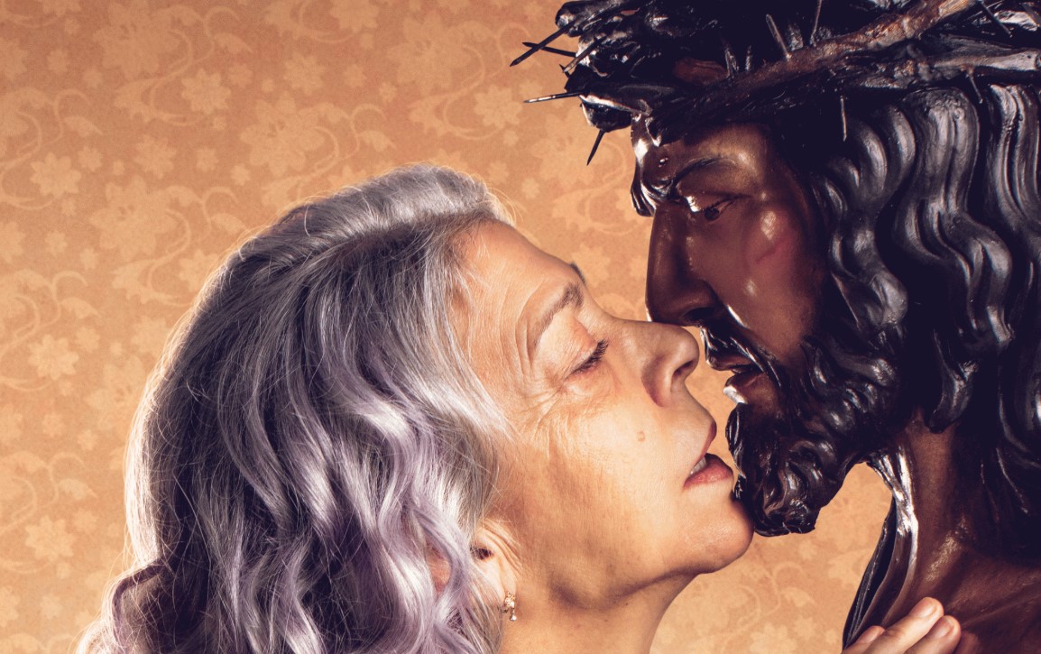 Már a Maxon: Ebben a drámai vígjátékban a nagyi pornográfiára bukkan a neten, és ez mindent megváltoztat