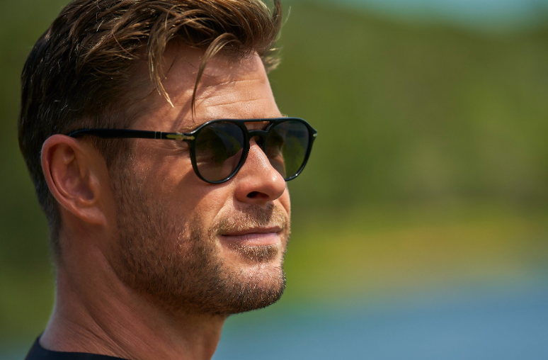 Chris Hemsworth a strandon mutatta meg, hogy még mindig szuperhős formában van (képek) Chris Hemsworth a strandon mutatta meg, hogy még mindig szuperhős formában van (képek)