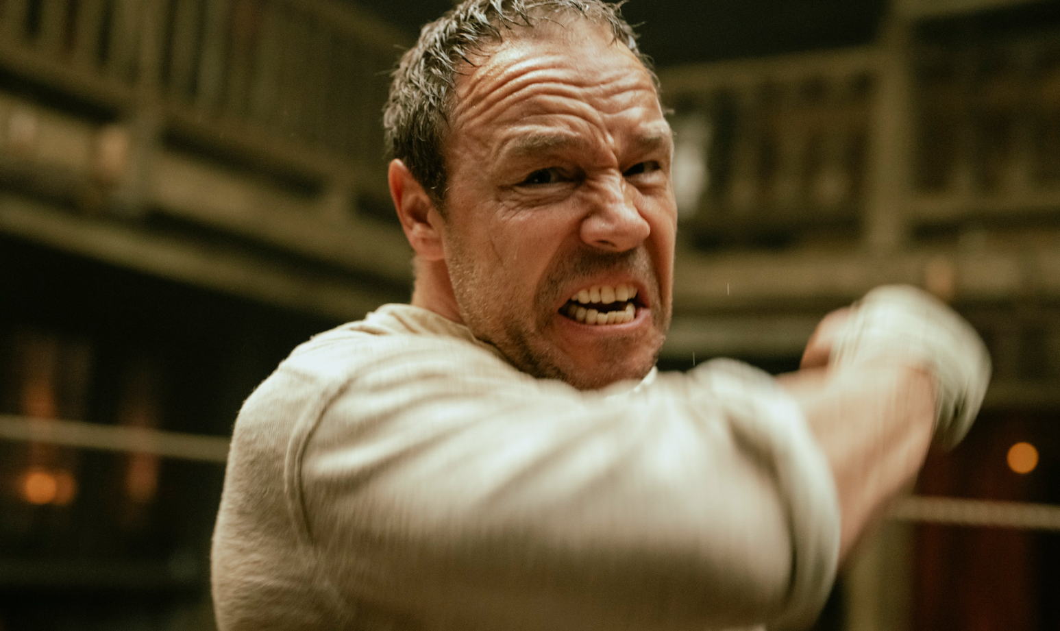 Már februárban a Disney+-on: Hozzánk is jön a Peaky Blinders alkotójának új sorozata, az Ezer bokszütés