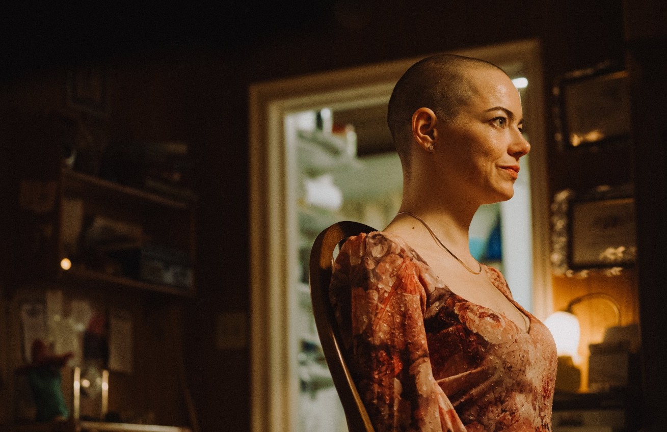 6 perces álló ovációval ünnepelték Emma Stone új filmjét, megjelent a Bugonia új előzetese!