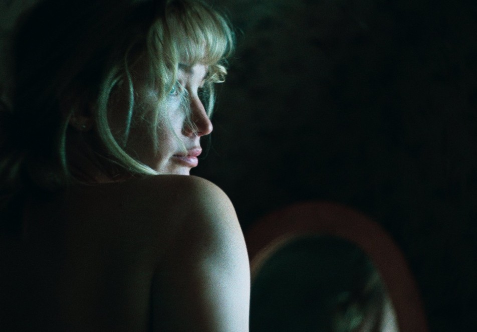 Előzetest kapott Jennifer Lawrence és Robert Pattinson új pszichológiai drámája, a Dögölj meg, szerelmem!