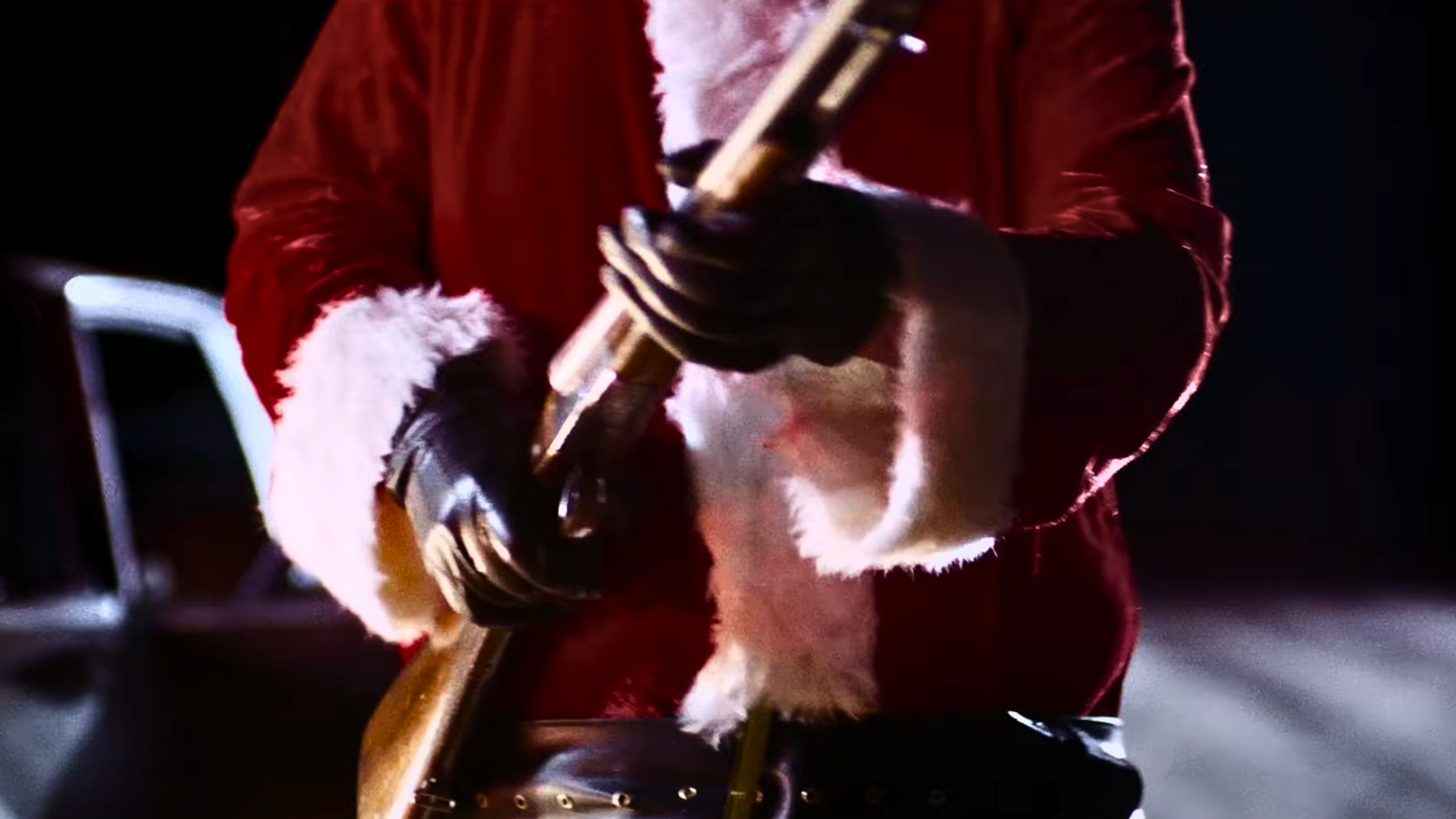 Jön a brutális mikulásos horrorfilm remake-je, magyar feliratos előzetest kapott a Csendes éj, véres éj!