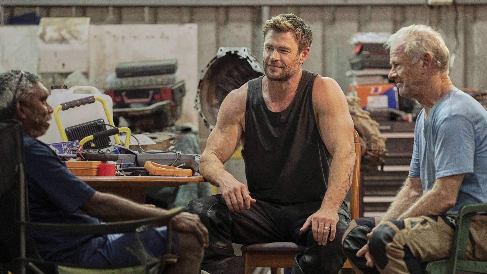 Chris Hemsworth a legendás Steve Irwint 'utánozza' a korábban soha nem látott házi felvételen (videó)