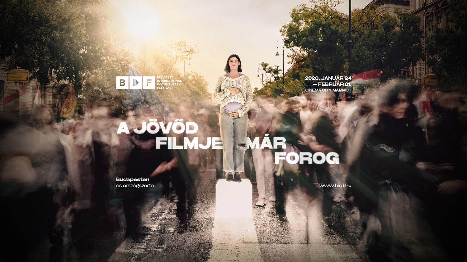 'A jövőd filmje már forog': Tömegből kiemelkedő várandós nővel a plakáton, 60 filmmel startol a Budapest Nemzetközi Dokumentumfilm Fesztivál