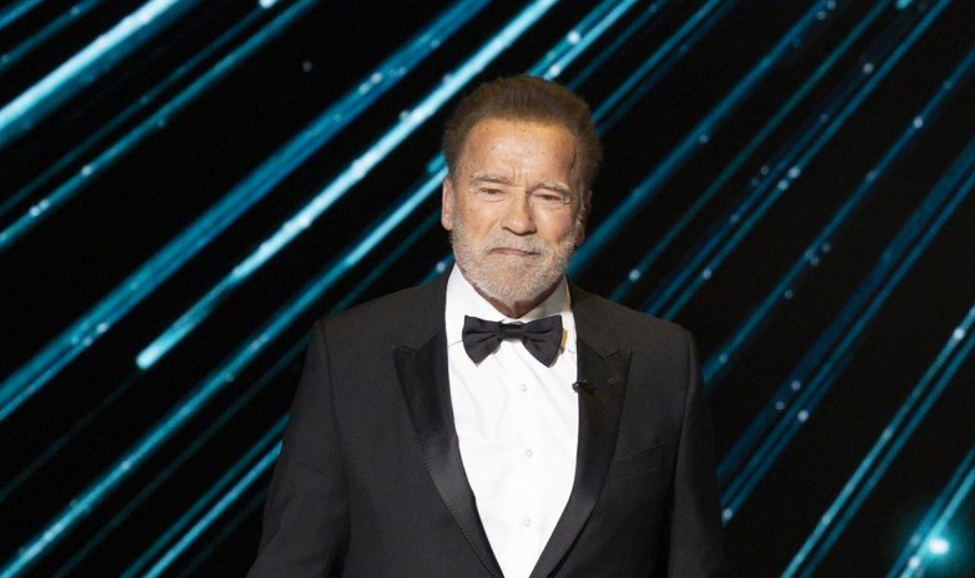  Meztelenre vetkőzött Arnold Schwarzenegger fia a sikersorozat új évadában