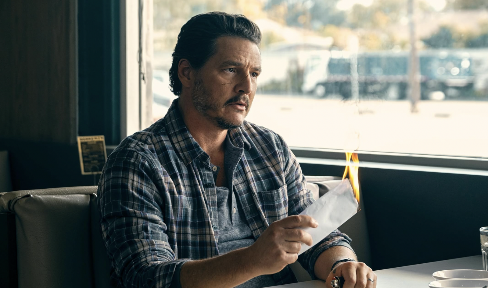 Fergeteges, korhatáros vígjátékkal jön Pedro Pascal, itt az előzetes