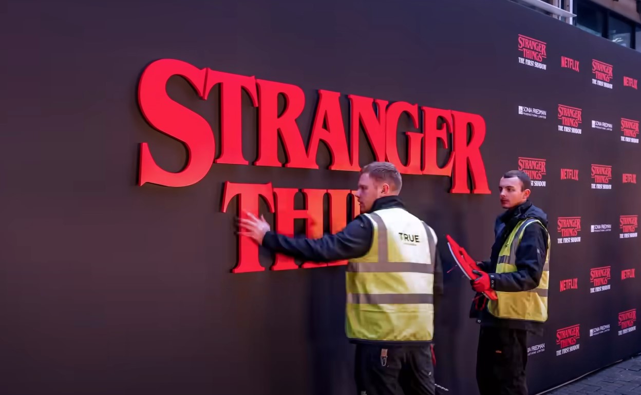 Már áprilisban a Netflixen: Előzetest kapott a Stranger Things-dokumentumfilm, Az első árny