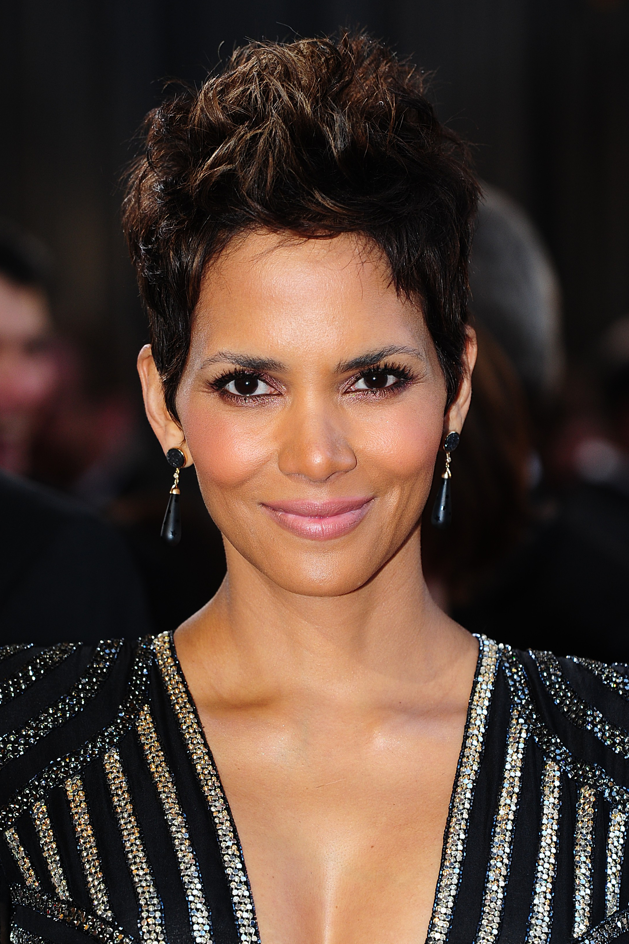 Velvet - Gumicukor - Ön látta már ekkora hajjal Halle Berry-t?