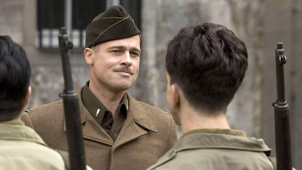 Háborús fekete komédia Tarantino módra