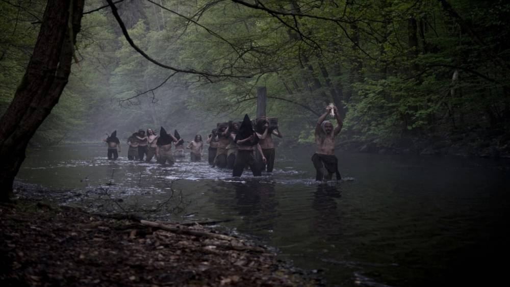 Boszorkányok, szajhák, zsoldosok, nekromanták és bubópestis. Mégis volt egy a „nyúlon túl”-i érzésem a film nézése közben.  