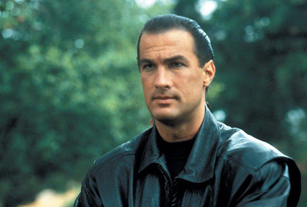 Mert azért Steven Seagal és Kelly LeBrock megoldanak mindent!