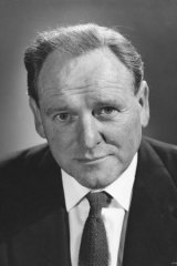 Bernard Lee