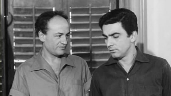 To koritsi me ta mavra / Filmkép