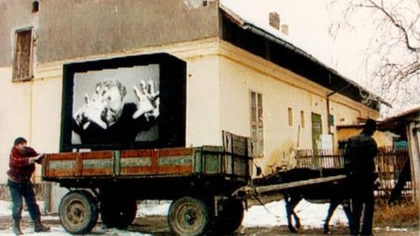 Nyugattól keletre, avagy a média diszkrét bája / Filmkép