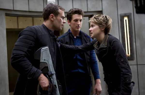 A lázadó, Shailene Woodley, Miles Teller, Theo James