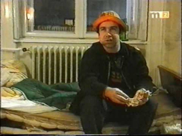 Nyugattól keletre, avagy a média diszkrét bája / Filmkép