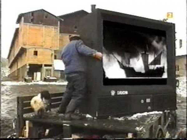 Nyugattól keletre, avagy a média diszkrét bája / Filmkép