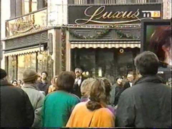 Nyugattól keletre, avagy a média diszkrét bája / Filmkép