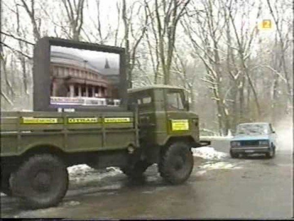 Nyugattól keletre, avagy a média diszkrét bája / Filmkép