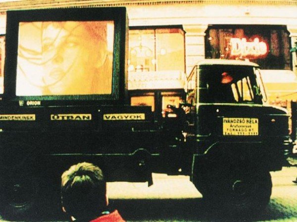 Nyugattól keletre, avagy a média diszkrét bája / Filmkép