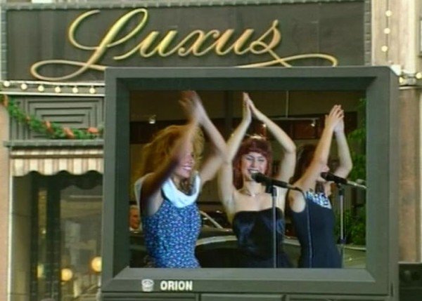 Nyugattól keletre, avagy a média diszkrét bája / Filmkép