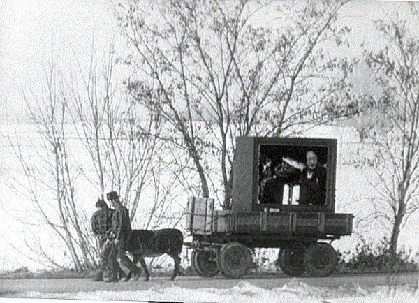 Nyugattól keletre, avagy a média diszkrét bája / Filmkép