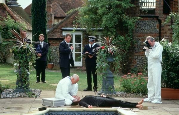 Kisvárosi gyilkosságok - Egy olvasókör titka / A gyilkosság piaca / Filmkép