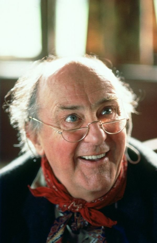 Kisvárosi gyilkosságok - Egy olvasókör titka / A gyilkosság piaca / Filmkép