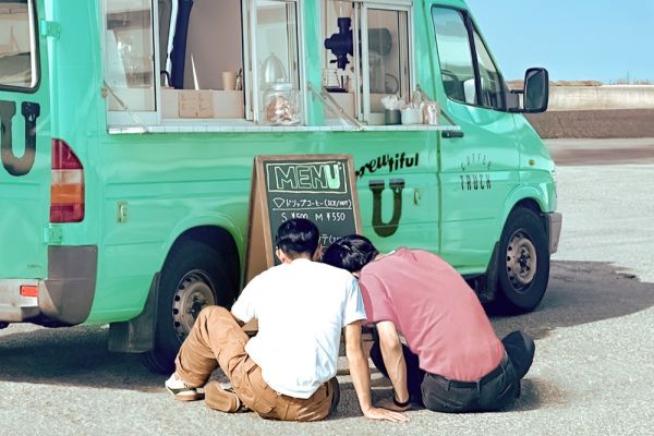 Nyár, kávézó, pasik / Filmkép