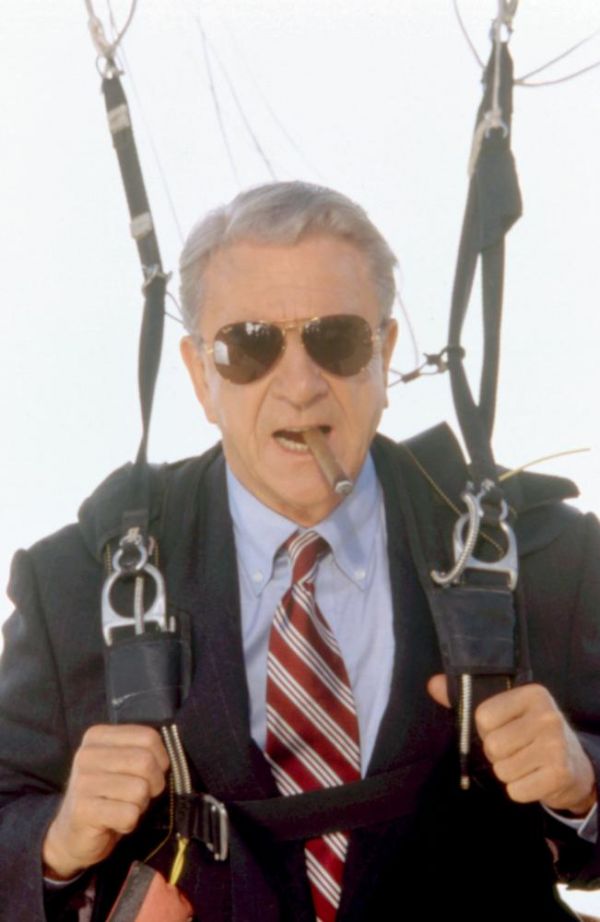 Leslie Nielsen - Drágám, add az életed! (1996)